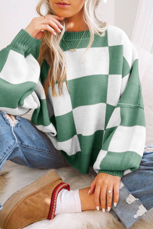 Sweter w kratkę z modnymi rękawami: styl tkwi w szczegółach