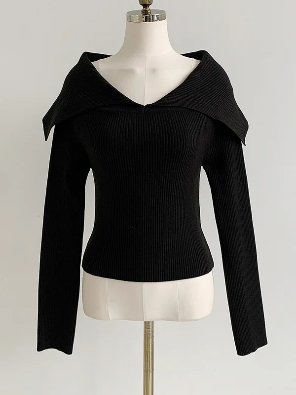 Stylowy sweter z efektem odkrytych ramion