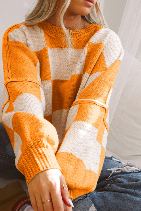 Sweter w kratkę z modnymi rękawami: styl tkwi w szczegółach