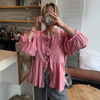 Cassandra - Letnia bluzka z dekoltem w szpic
