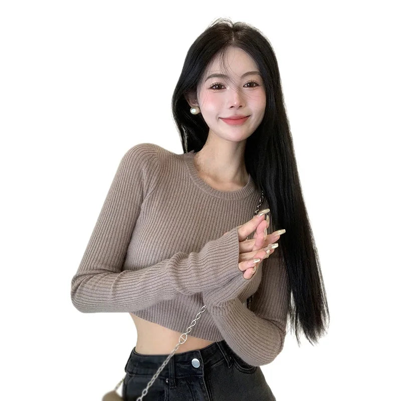 Stylowy sweter damski o wąskim kroju
