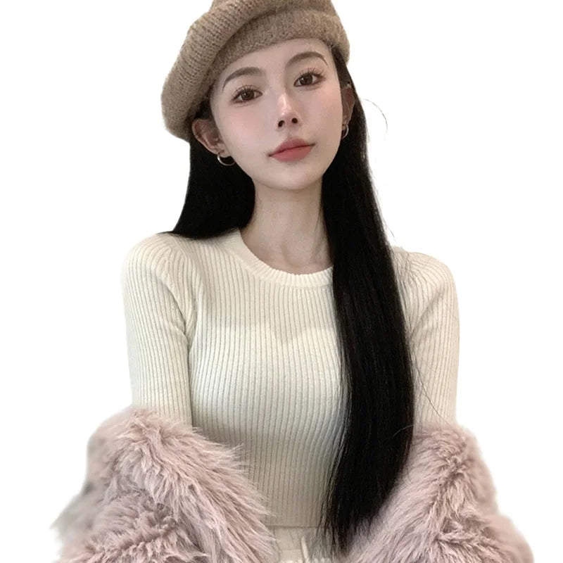 Stylowy sweter damski o wąskim kroju