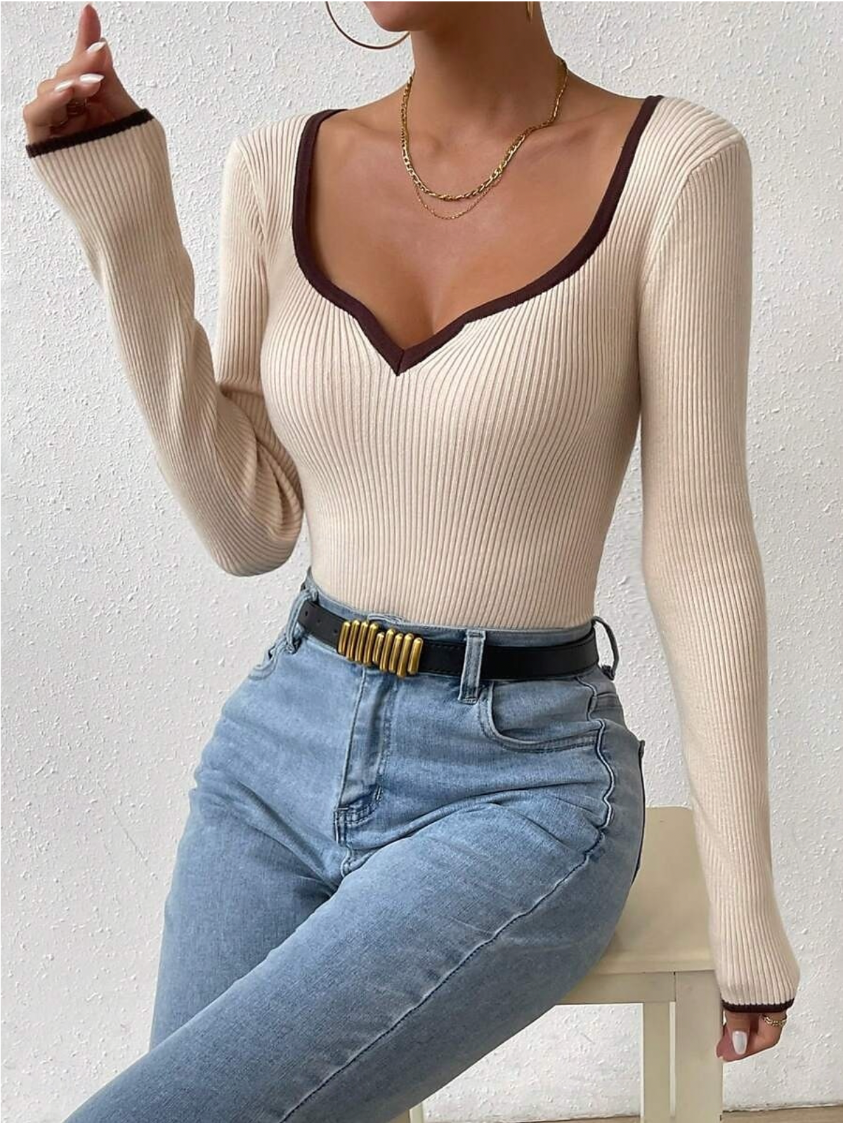 Sweter damski z dzianiny Aria z dekoltem w szpic