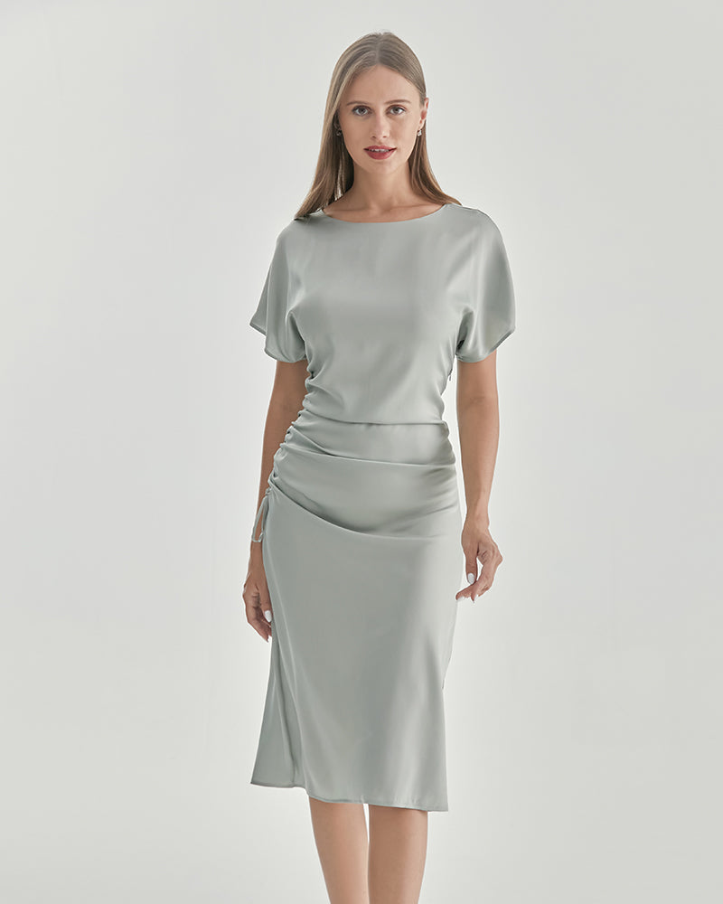 Elegancka sukienka z krótkim rękawem i plisowaną spódnicą dla wyrafinowanego stylu