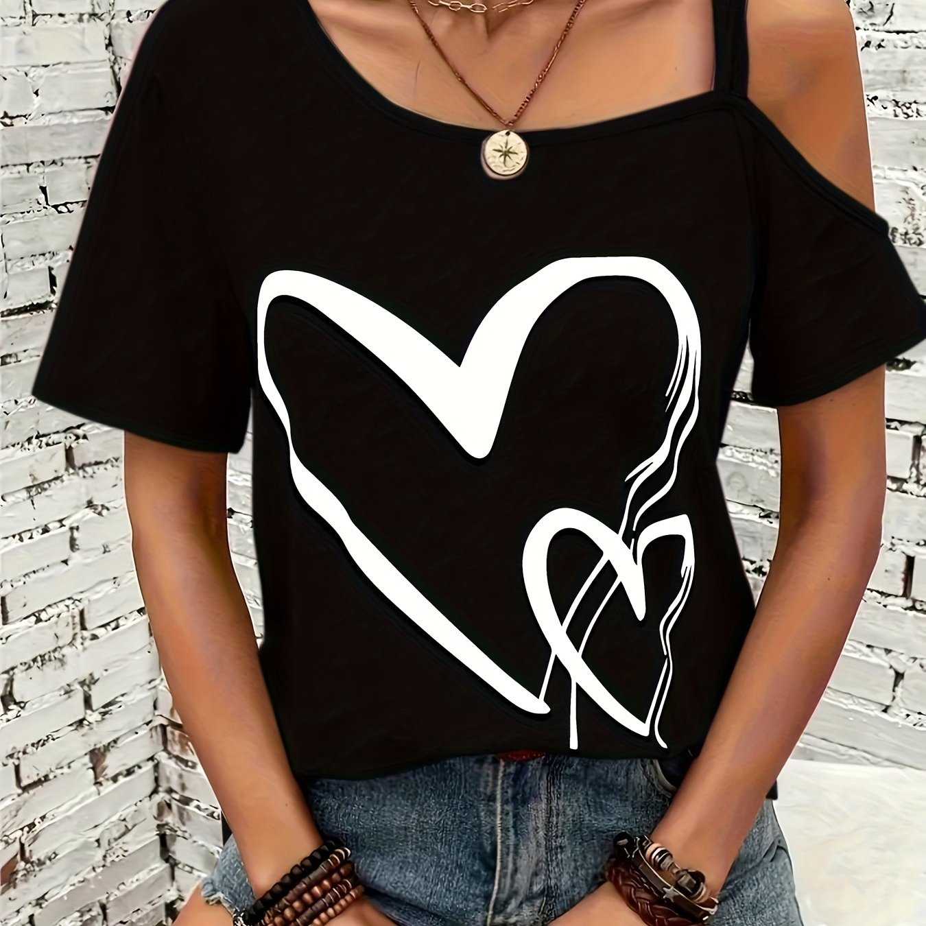 T-shirt - wzór w serca i zimne ramiona