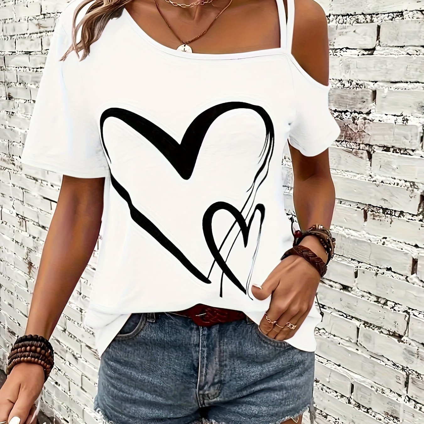 T-shirt - wzór w serca i zimne ramiona