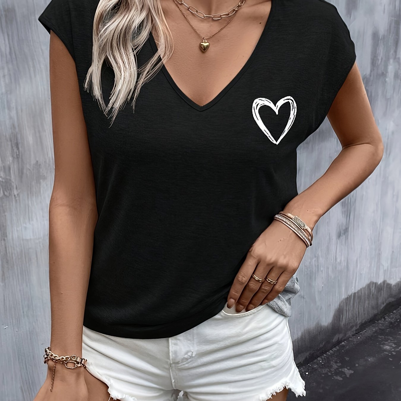 T-shirt z nadrukiem serca - dekolt w serek i krótkie rękawy dla wygody
