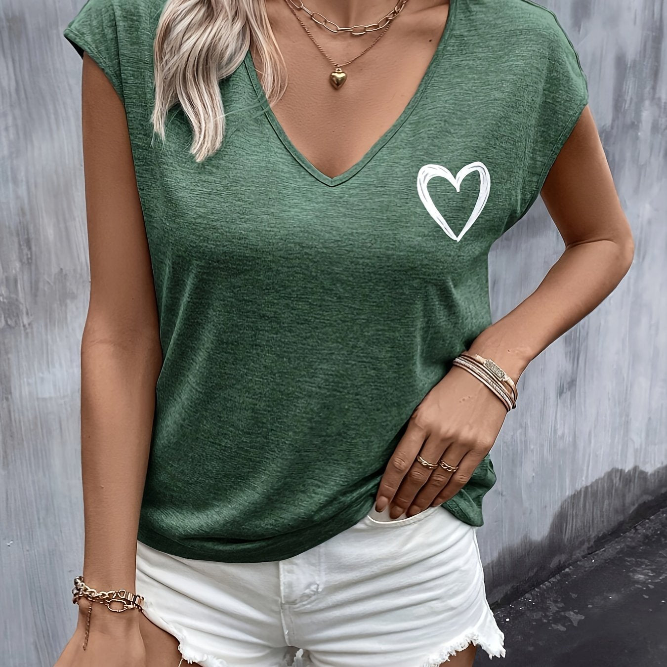 T-shirt z nadrukiem serca - dekolt w serek i krótkie rękawy dla wygody