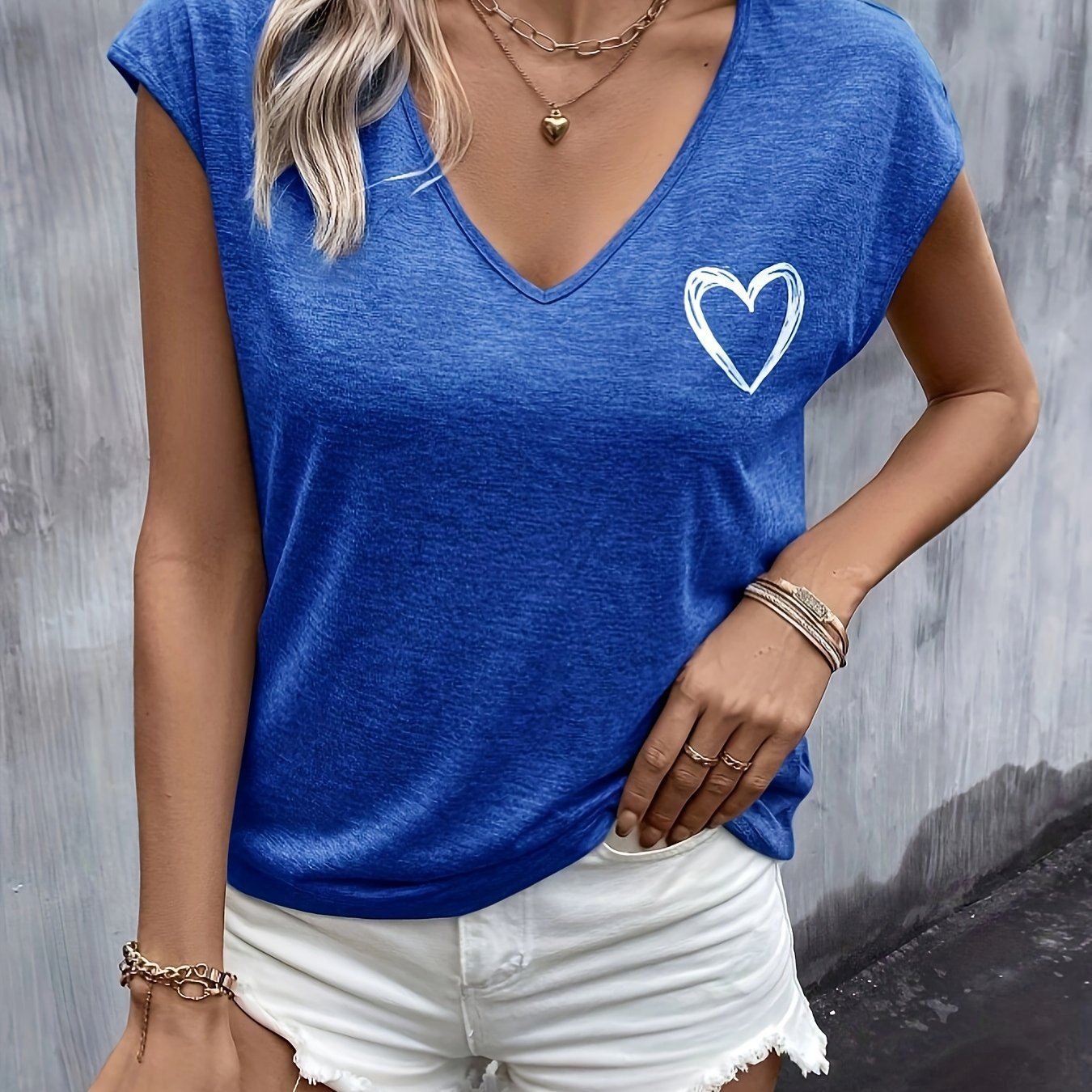 T-shirt z nadrukiem serca - dekolt w serek i krótkie rękawy dla wygody