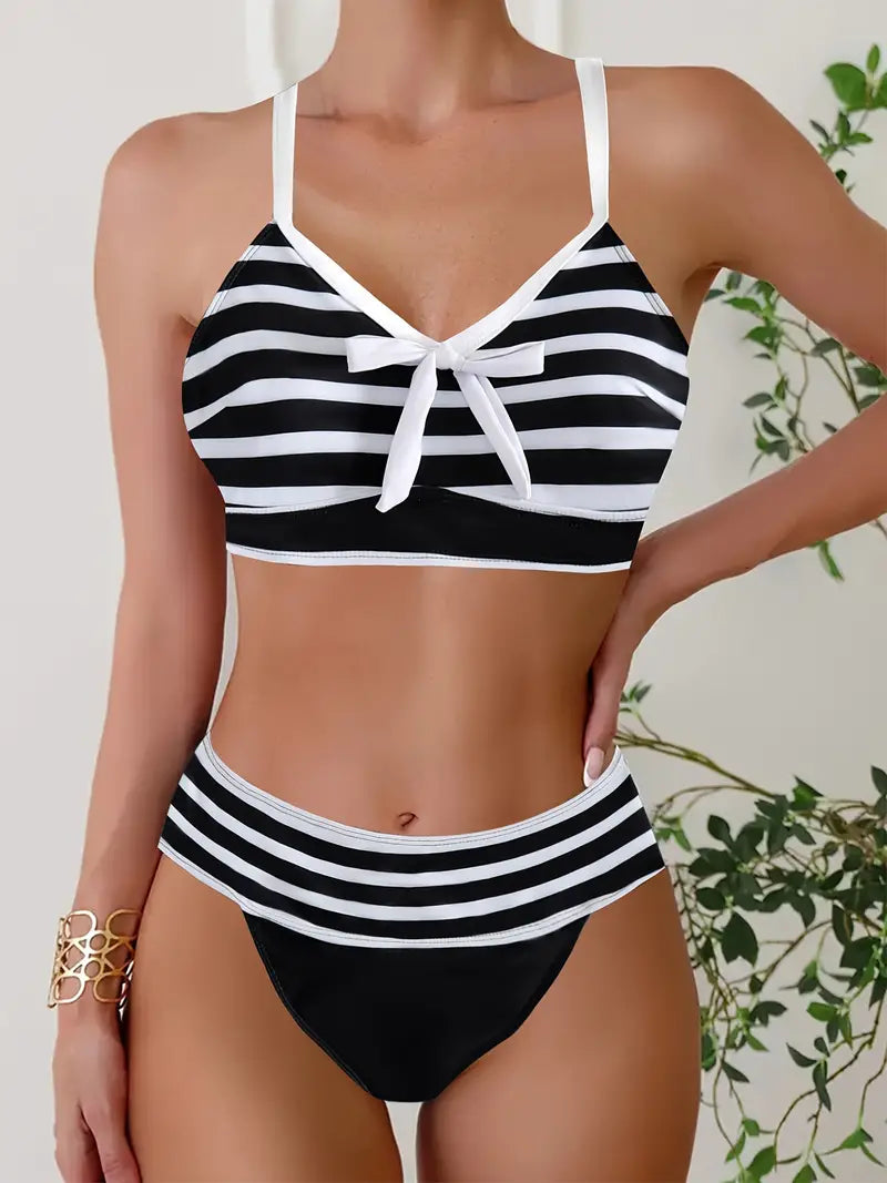 Seksowne bikini w paski z kokardką na dekolcie w serek