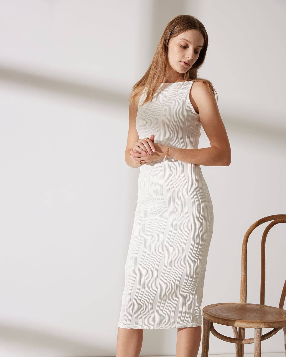 Elegancka sukienka midi z wąskimi ramiączkami w nowoczesnym stylu