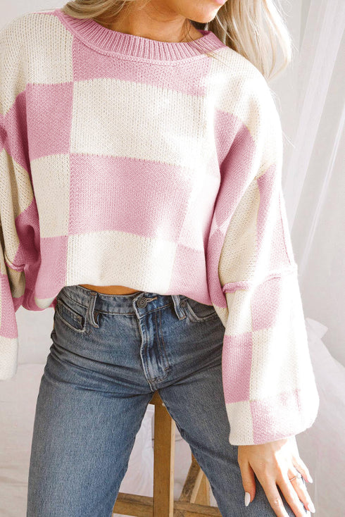 Sweter w kratkę z modnymi rękawami: styl tkwi w szczegółach
