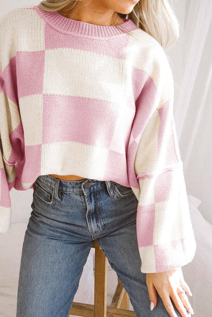 Sweter w kratkę z modnymi rękawami: styl tkwi w szczegółach