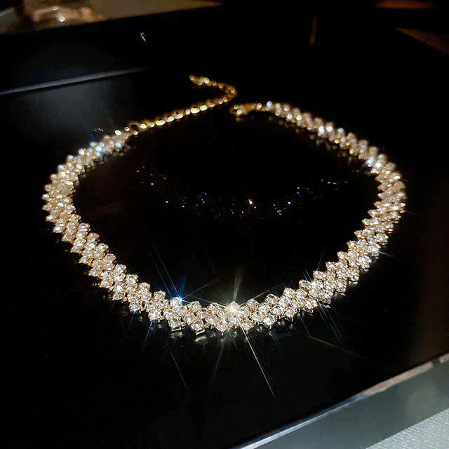 Naszyjnik choker ze złotymi kamieniami galowymi | Elegancja i wyrafinowanie