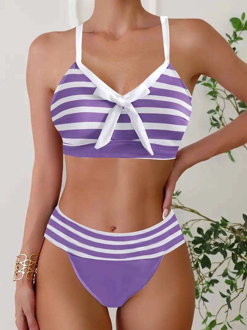Seksowne bikini w paski z kokardką na dekolcie w serek
