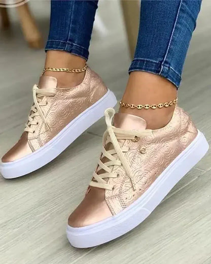 Eleganckie buty sportowe ze złotymi detalami