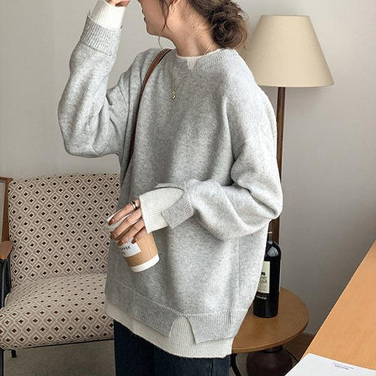 Sweter oversize z oryginalnymi wycięciami i dwukolorowym wzorem