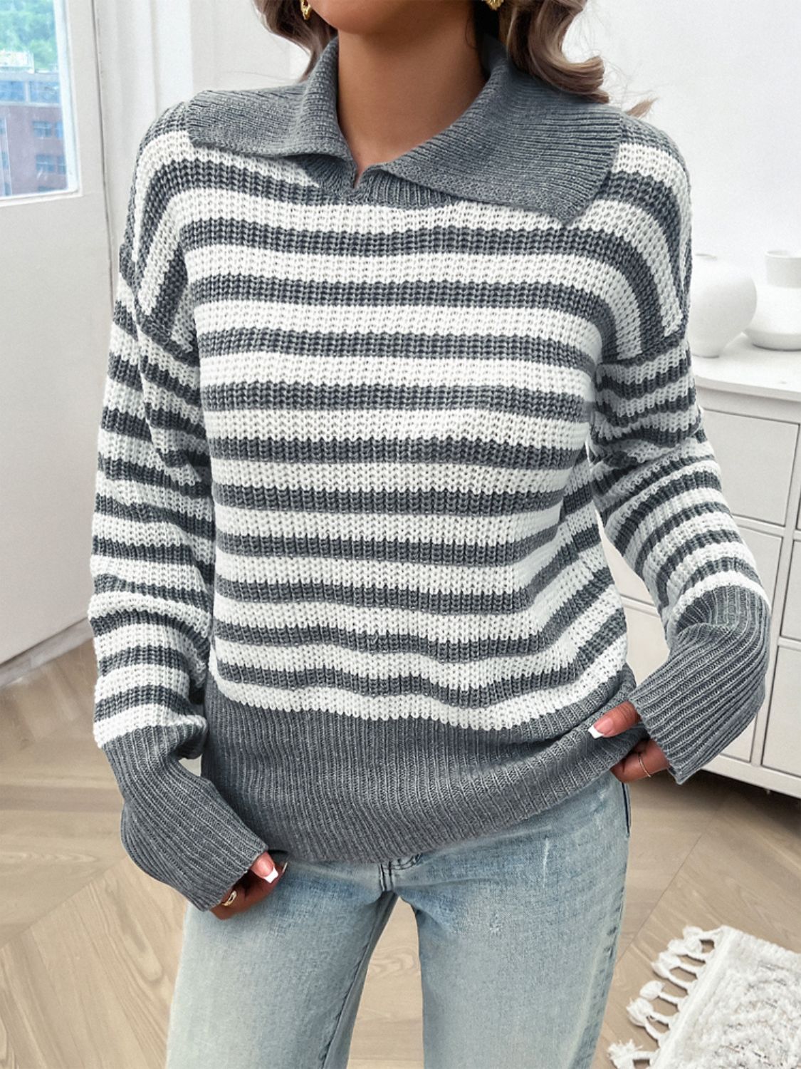 Sweter damski Avery w paski z długim rękawem i kołnierzykiem
