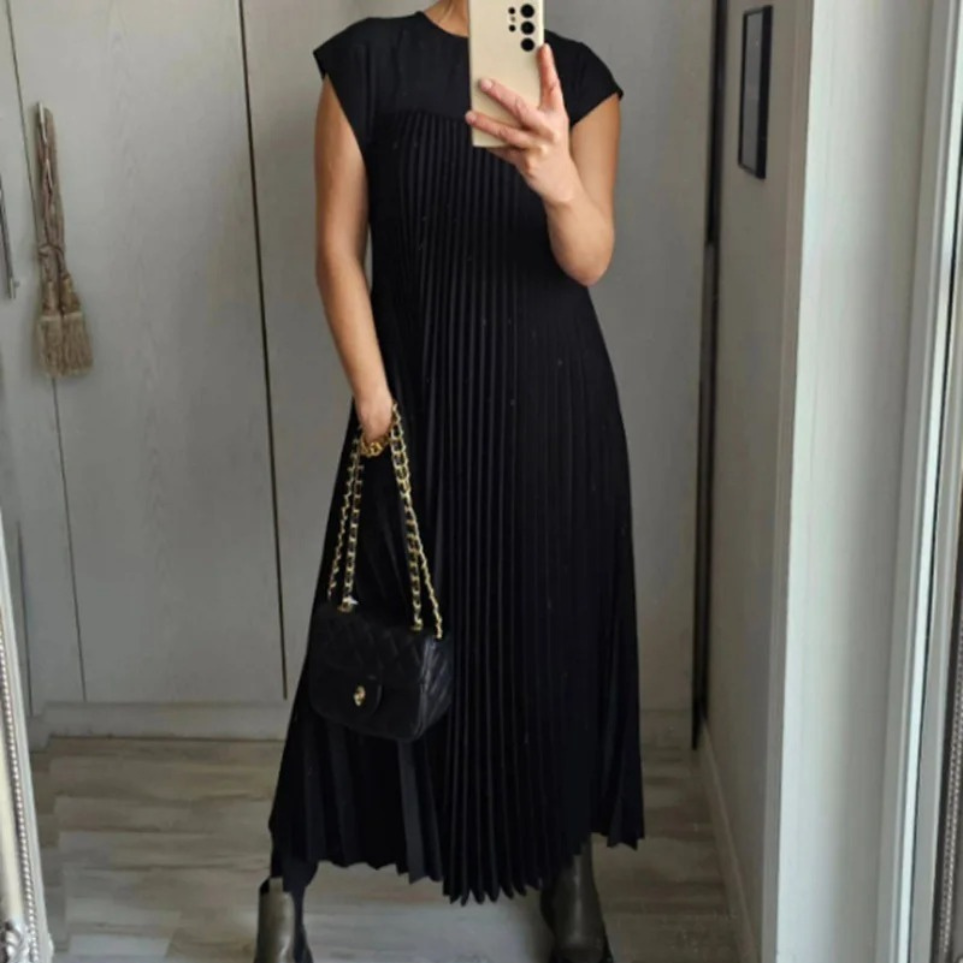 Lekka i elegancka plisowana sukienka