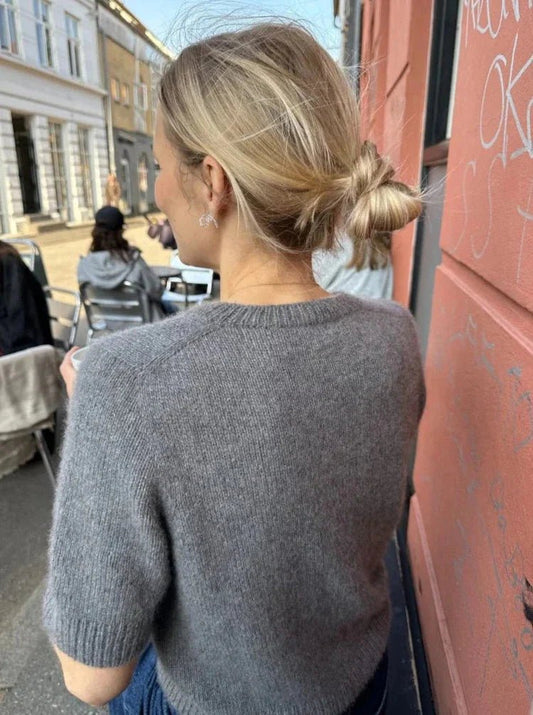 Elegancki sweter z krótkim rękawem i dekoltem zapinanym na guziki