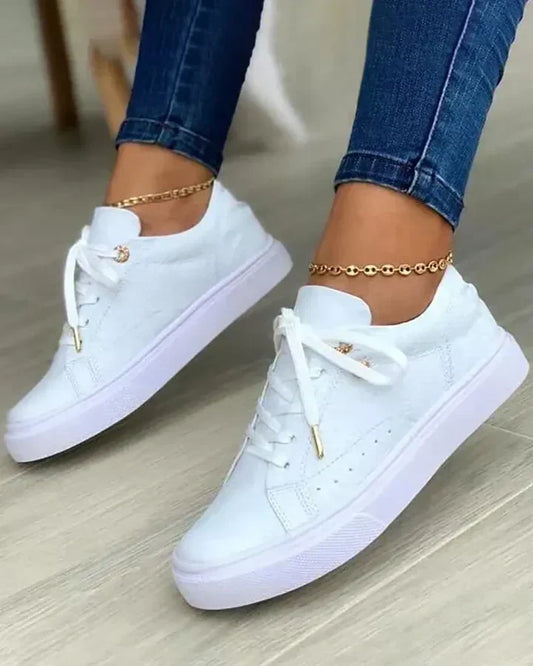 Eleganckie buty sportowe ze złotymi detalami