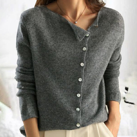 Zuri - Elegancki sweter z modną plisą guzikową