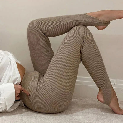 Claire - Legginsy z dzianiny prążkowanej z pętelką na stopę