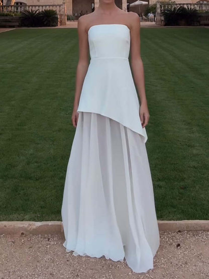 Elegancka sukienka bez ramiączek z asymetrycznym wzorem na specjalne okazje