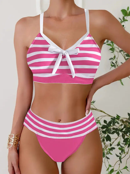 Seksowne bikini w paski z kokardką na dekolcie w serek
