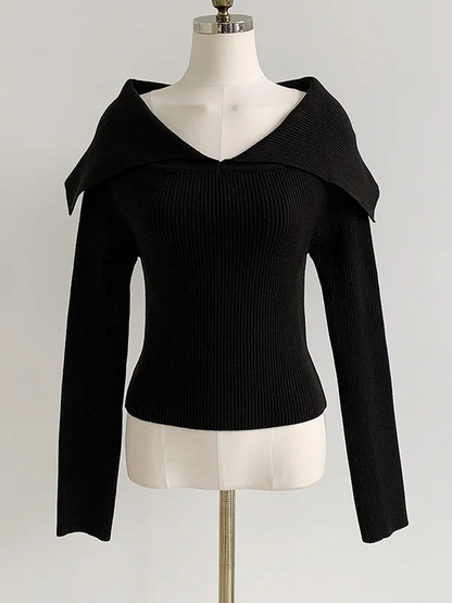 Stylowy sweter z efektem odkrytych ramion