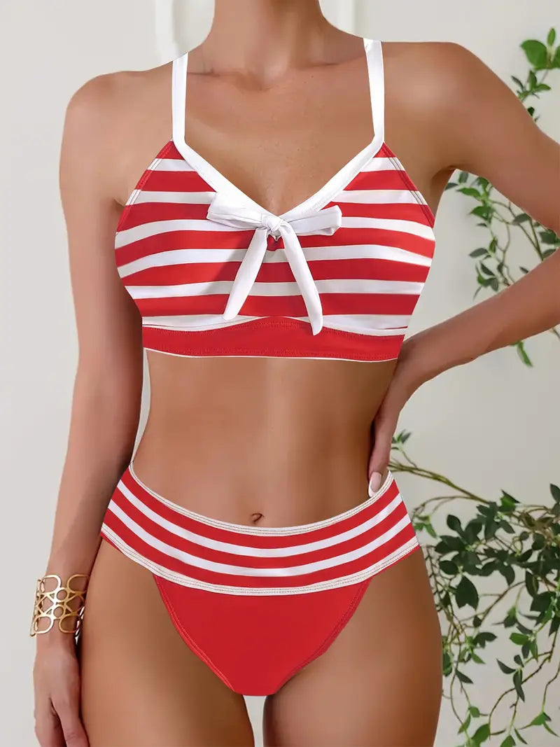 Seksowne bikini w paski z kokardką na dekolcie w serek