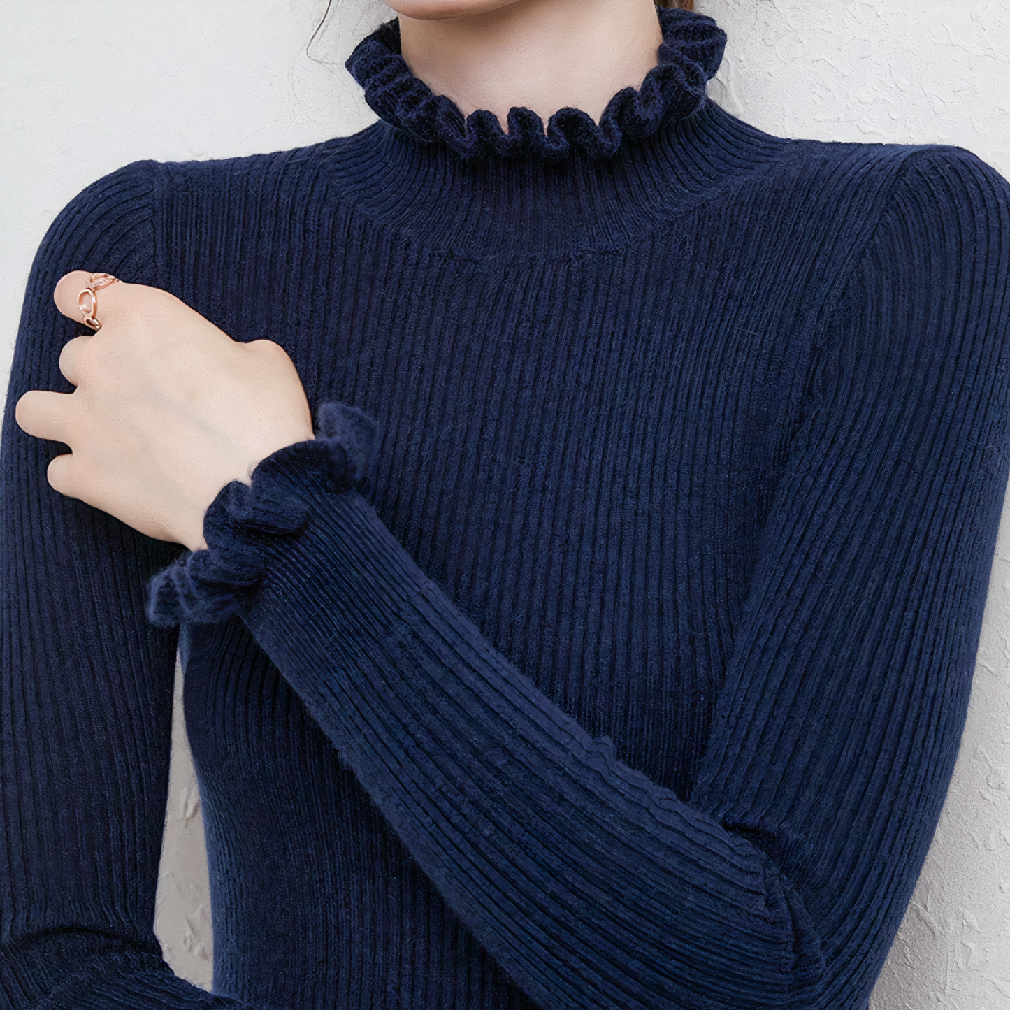 Modny sweter z koronkowym kołnierzem - Anastasia