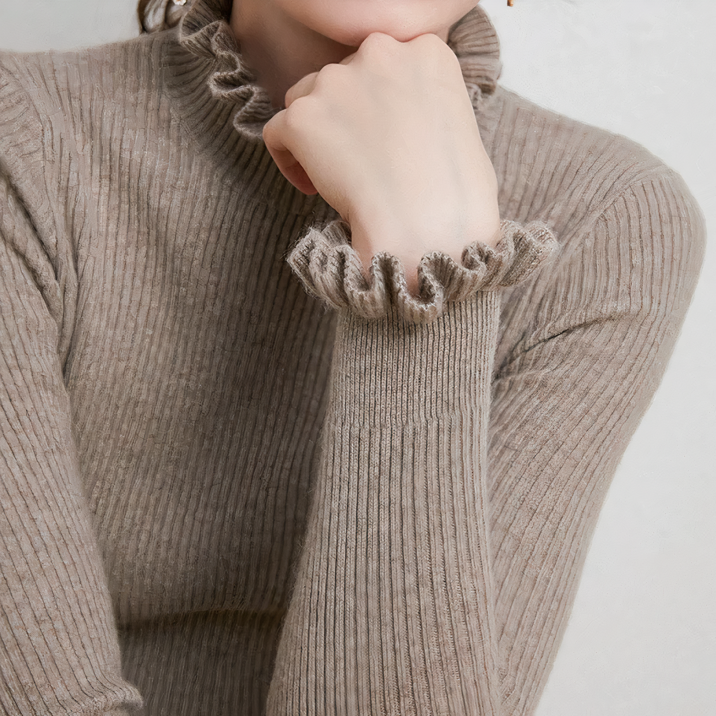 Modny sweter z koronkowym kołnierzem - Anastasia