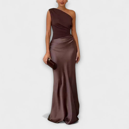 Plisowana sukienka maxi z eleganckim wzorem na ramionach