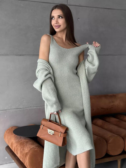 Elegancka sukienka maxi z ciepłym kardiganem