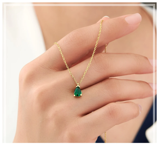 Naszyjnik ze szmaragdową łezką | Elegancka biżuteria na każdy dzień