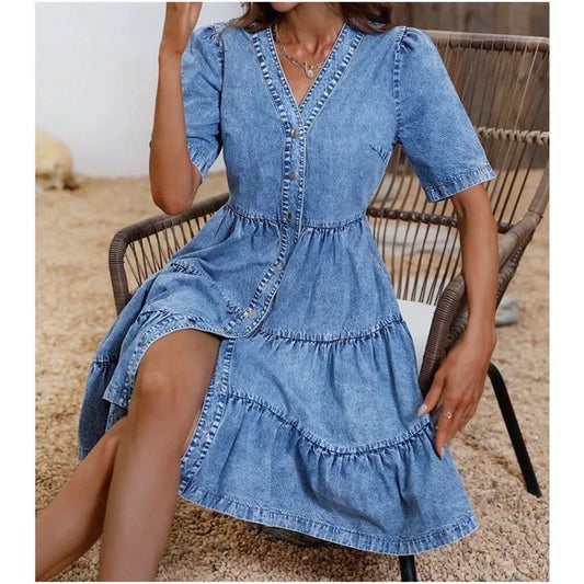 Kataleya - falbaniasta sukienka chambray mini z dżinsowym zapięciem na guziki