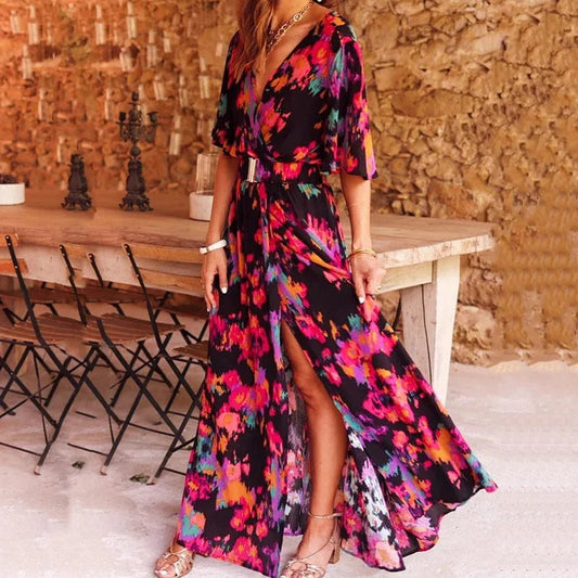 Wyrafinowana suknia maxi z nadrukiem i eleganckim rozcięciem z boku