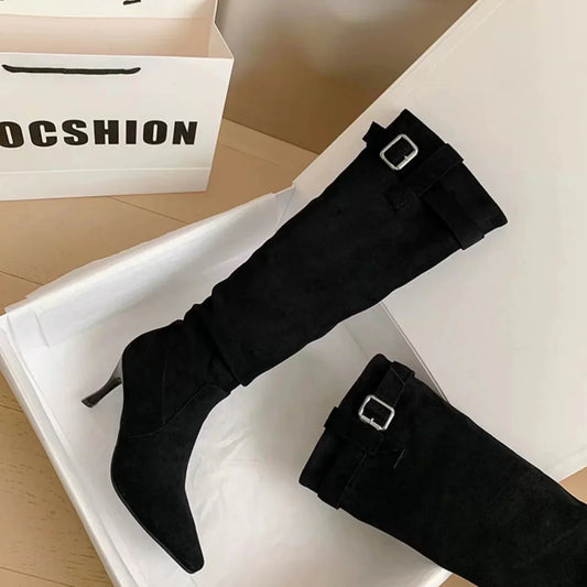 Eleganckie buty ze szpiczastym noskiem i smukłą sylwetką