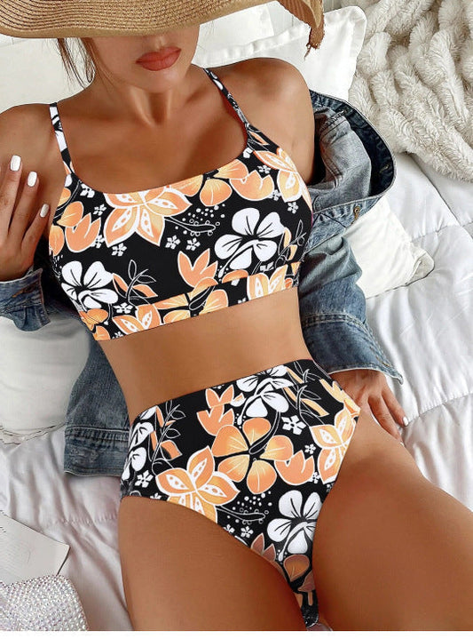 bikini z tropikalnymi kwiatami