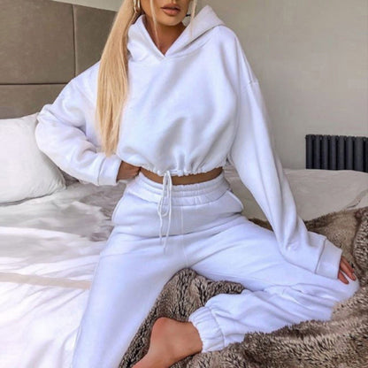Heidi-Mode | Modny zestaw bielizny dziennej z przyciętą bluzą z kapturem i spodniami do biegania