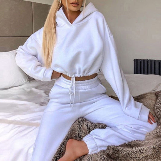 Heidi-Mode | Modny zestaw bielizny dziennej z przyciętą bluzą z kapturem i spodniami do biegania