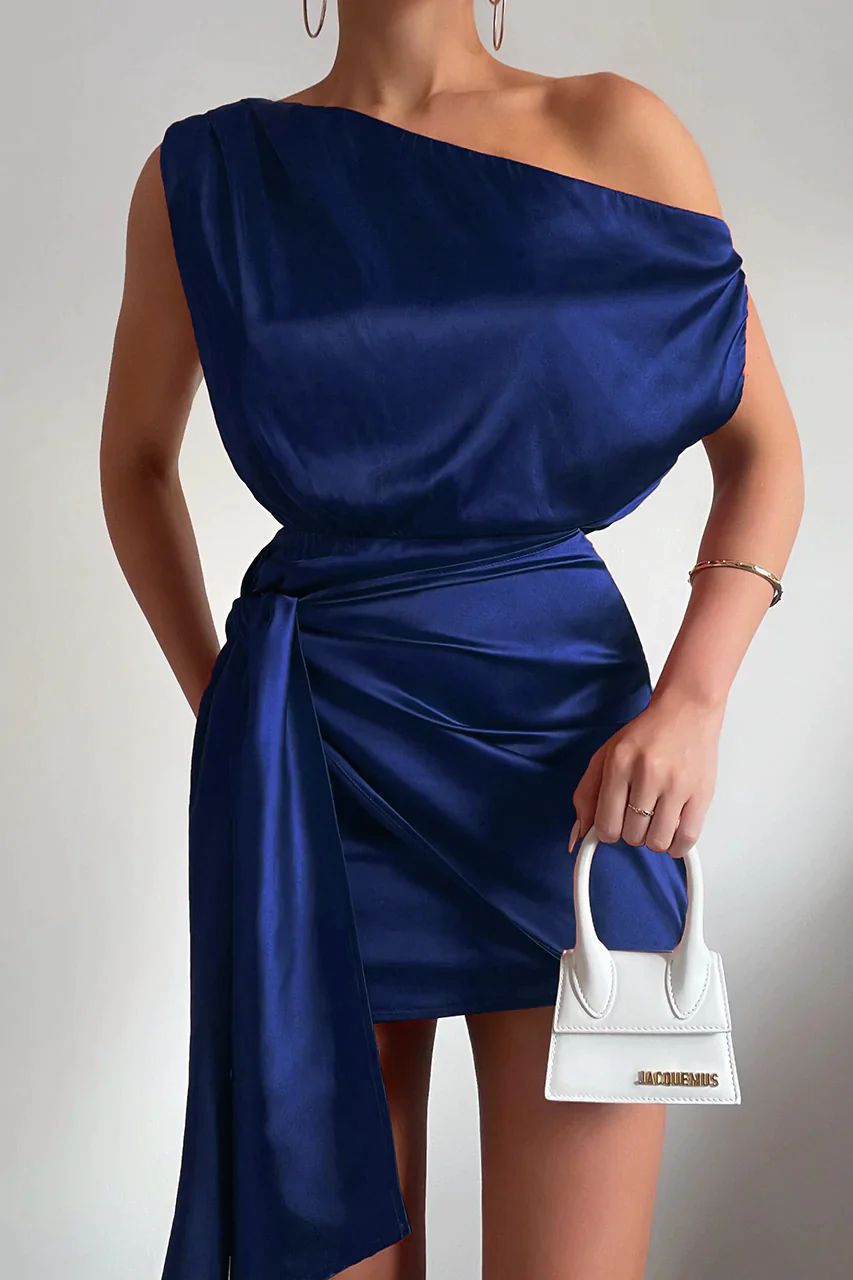Elegancka mini sukienka z jednym ramiączkiem i podkreślającym figurę krojem