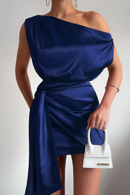 Elegancka mini sukienka z jednym ramiączkiem i podkreślającym figurę krojem