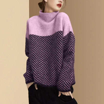 Sweter z wysokim kołnierzem i wzorem w jodełkę