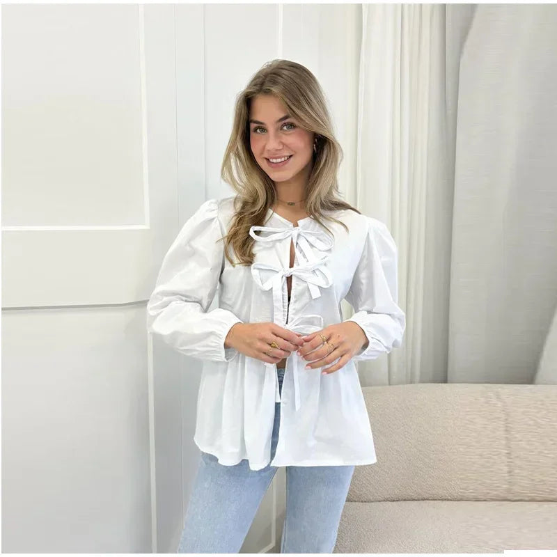 Cassandra - Letnia bluzka z dekoltem w szpic