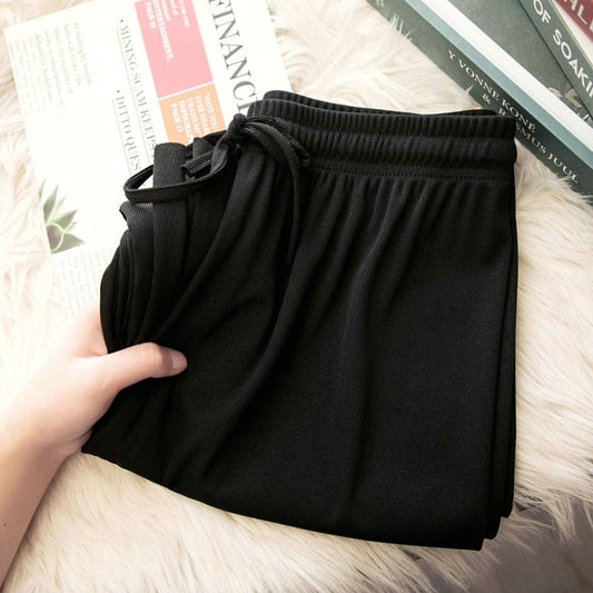 Spodnie Giada - Wygodne spodnie z szeroką nogawką i wysokim stanem zapewniające elegancki, swobodny wygląd.