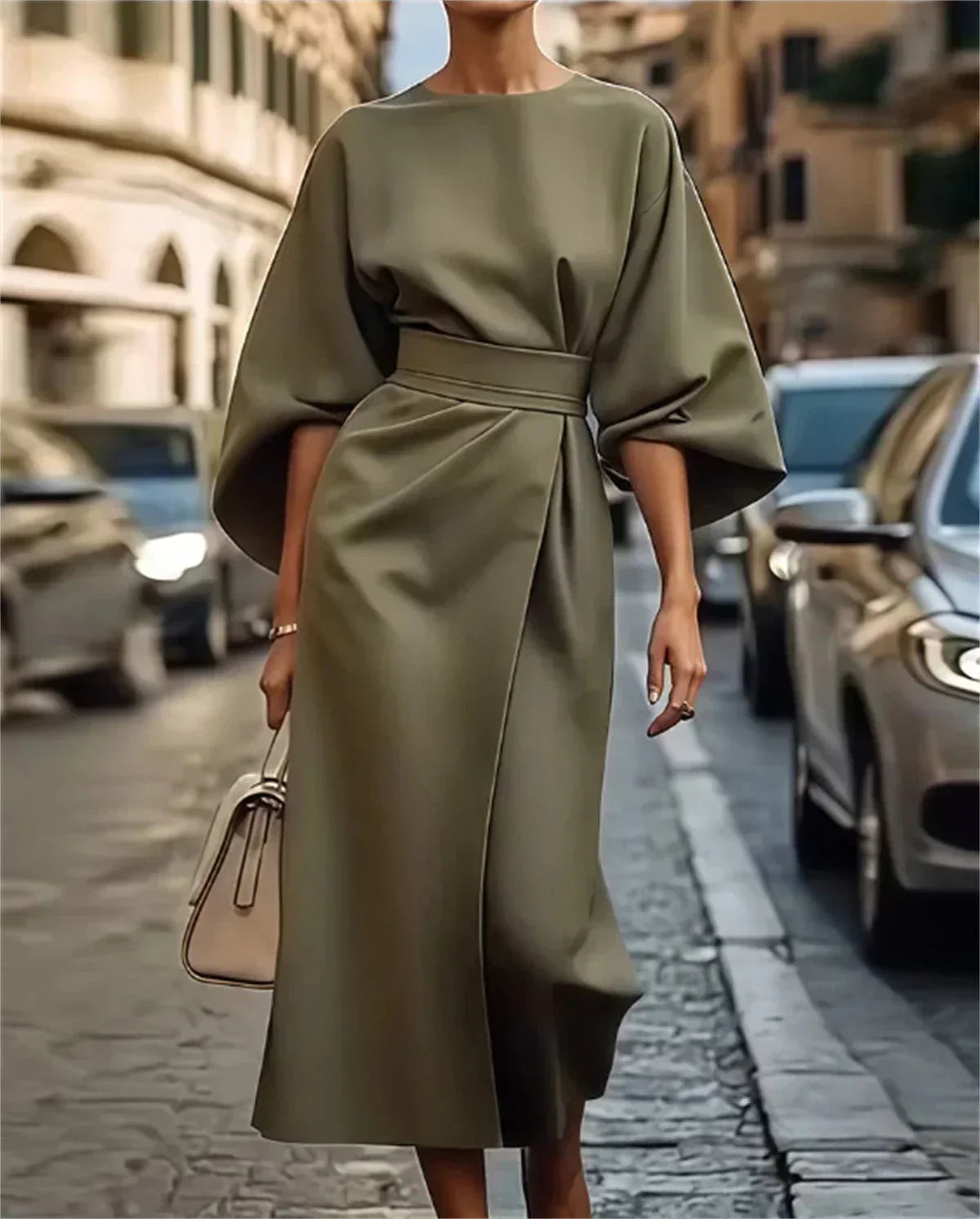 Elegancka sukienka midi z dzwonowymi rękawami i paskiem