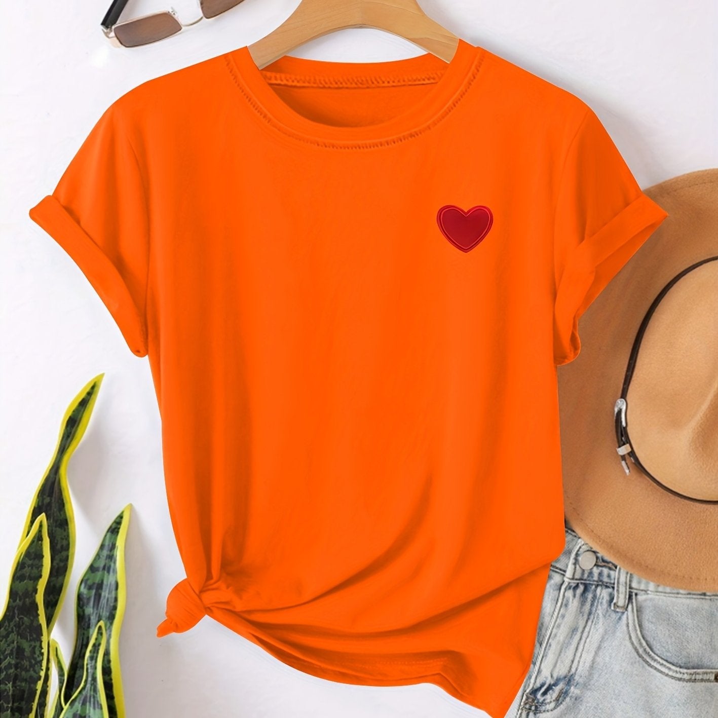 T-shirt - nadruk w kształcie serca i okrągły dekolt dla wygody