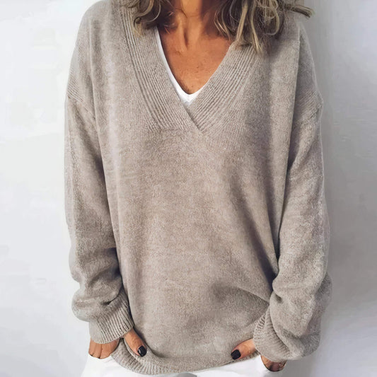 Sweter - luźny krój - dekolt w szpic - idealny do stylowych stylizacji